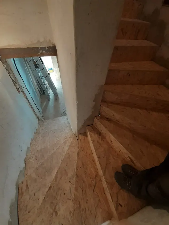 Atypické schodiště do stísněného prostoru – foto 5