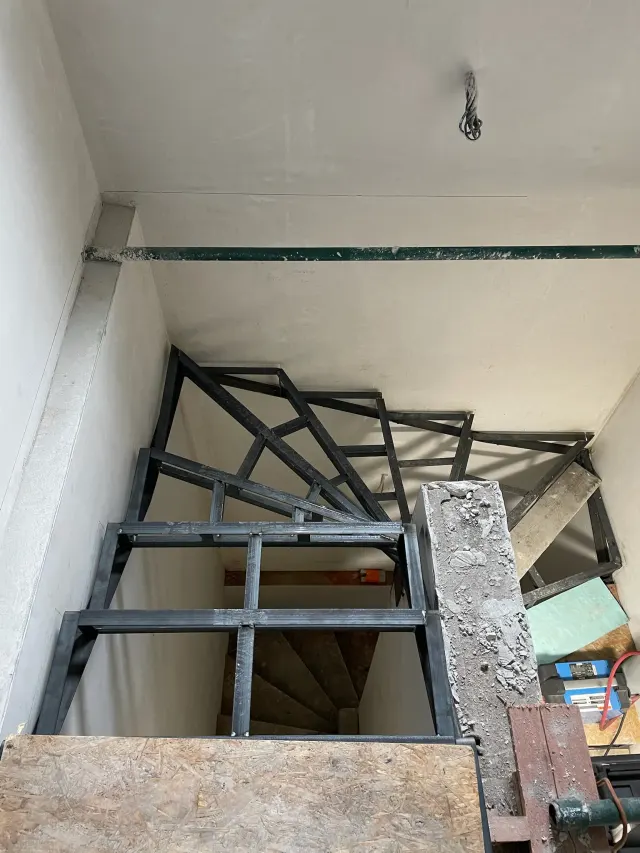 Atypické schodiště do stísněného prostoru – foto 6