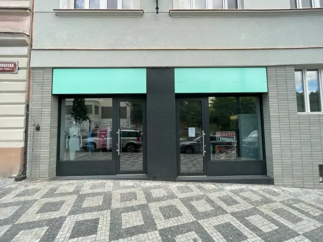 Bělehradská – oplechování fasády a světelná reklama