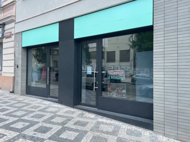 Bělehradská – oplechování fasády a světelná reklama – foto 2