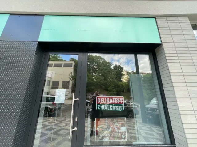 Bělehradská – oplechování fasády a světelná reklama – foto 4