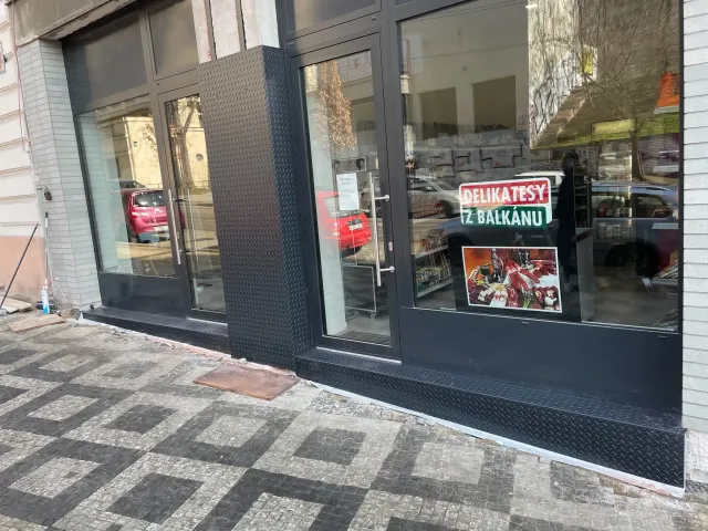 Bělehradská – oplechování fasády a světelná reklama – foto 5