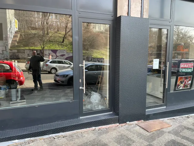 Bělehradská – oplechování fasády a světelná reklama – foto 6