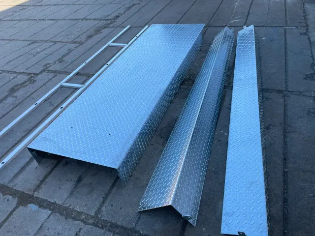 Bělehradská – oplechování fasády a světelná reklama – foto 8