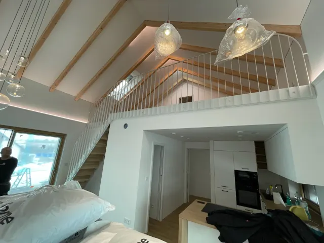 Bílé tyčové zábradlí – půdní vestavba – foto 2