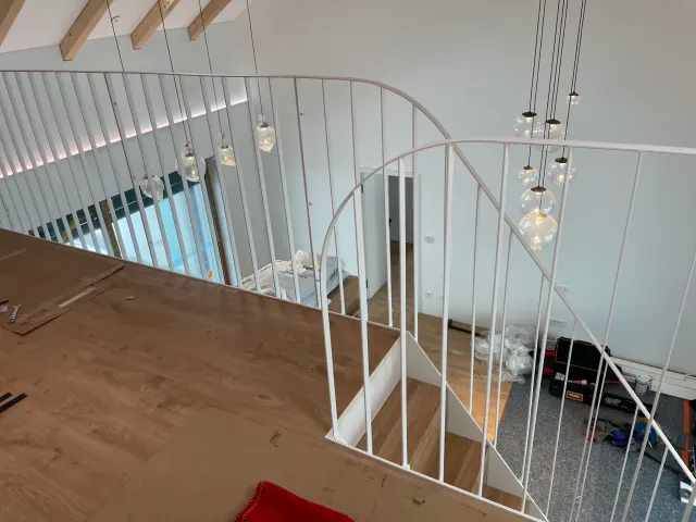 Bílé tyčové zábradlí – půdní vestavba – foto 3