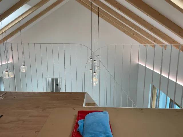 Bílé tyčové zábradlí – půdní vestavba – foto 4