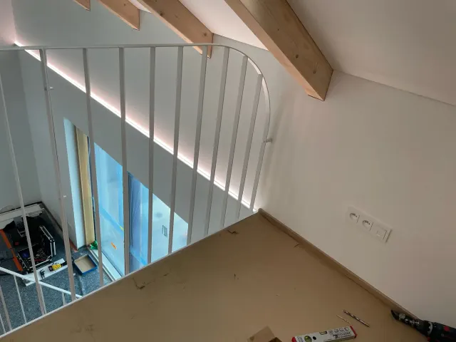 Bílé tyčové zábradlí – půdní vestavba – foto 5
