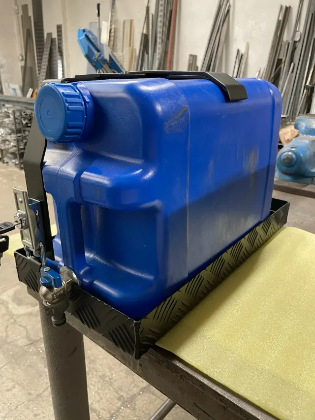 Drzak kanystru a boxy outdoor auto