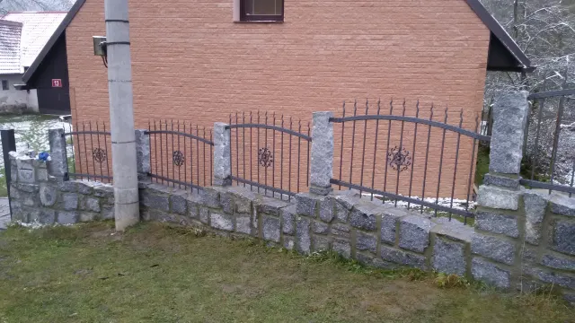 Kovaný okrasný plot – rodinný dům
