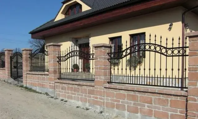 Kovany plot rodinny dum
