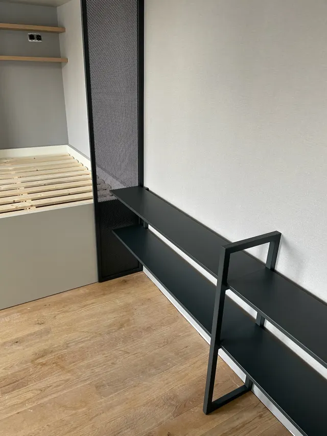 Kovové vybavení bytu – police, zástěny, digestoř – foto 2