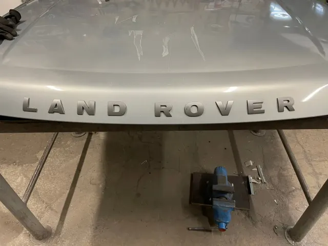 Oprava kapoty range rover