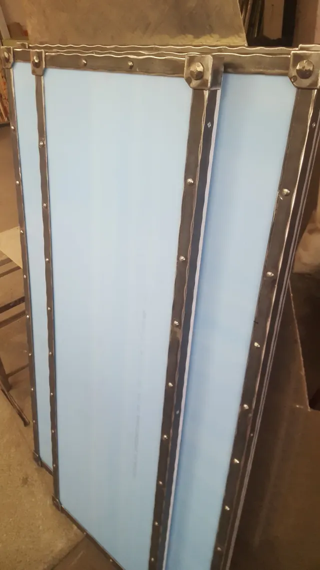 Reklamni box umelecke kovani