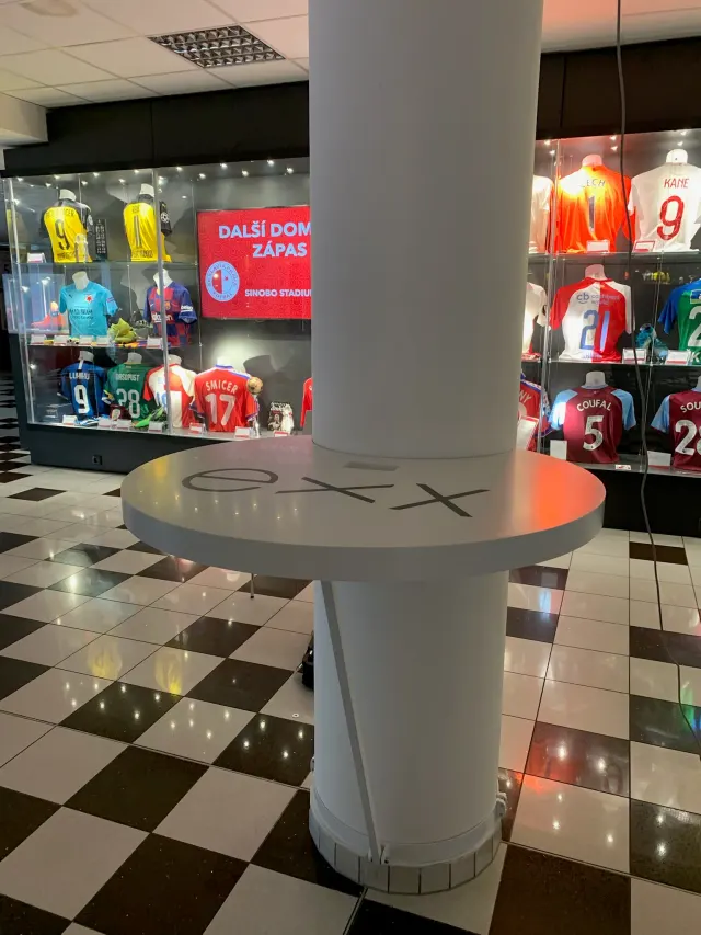 Slavia vip lounge stolek