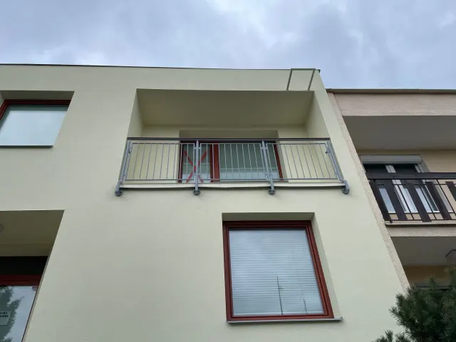 Zábradlí balkonu – rodinný dům, Praha – foto 2