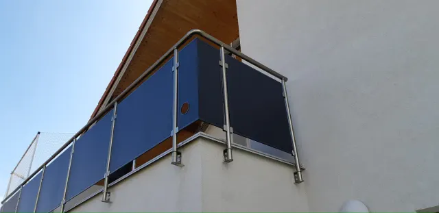 Zabradli rodinny dum modre vyplne